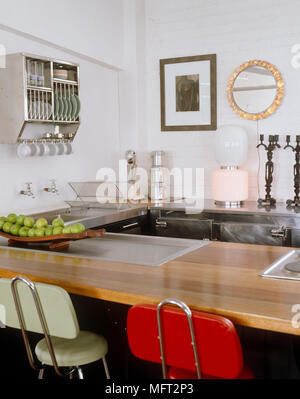 Tabourets De Bar en bois au bar de petit-déjeuner dans la cuisine contemporaine Banque D'Images