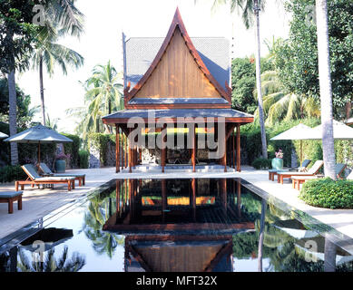 Villa privée ou salas en raisons d'hôtel resort piscine Transats palmiers ; l'extérieur de l'est oriental tropical piscines villas Banque D'Images