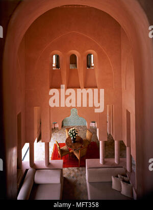 Salle à manger en terre cuite marocain plafond voûté round table chaises intérieurs chambres influence ethnique couleurs chaudes de archirectural mauresque arabe Banque D'Images