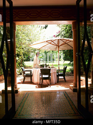 L'établissement hôtellerie hôtel marocain table sur terrasse hôtels patios terrasses Banque D'Images