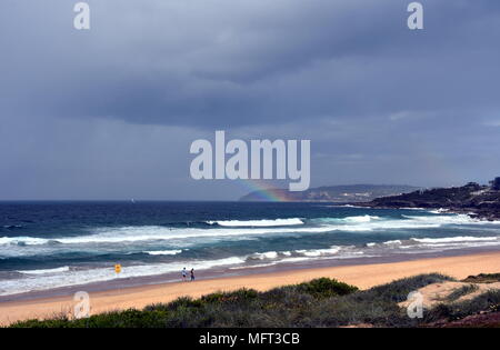 Arc-en-ciel sur la mer de Tasman. Seascape avec de beaux arc-en-ciel multicolores sur la mer et plage de Curl Curl, de l'Australie. Banque D'Images