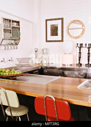 Tabourets De Bar en bois au bar de petit-déjeuner dans la cuisine contemporaine Banque D'Images