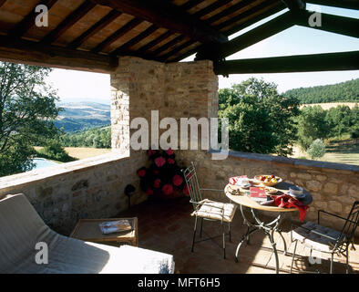 Balcon en pierre rustique, avec toit en pente, d''un coin salon et une vue panoramique. Banque D'Images