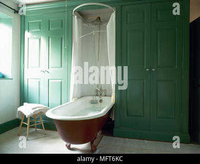 Salle de bain traditionnelle avec placards, free standing basculer le haut d'une baignoire, et un auvent de rideau de douche. Banque D'Images