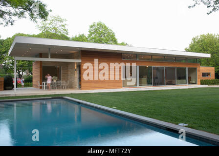 L'extérieur de nouveau construire maison de plain-pied avec piscine dans le jardin Banque D'Images