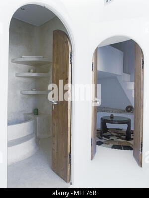 Un couloir moderne blanchi à la chaux avec des portes ouvrant sur salle de bains et salon portes cintrées Banque D'Images