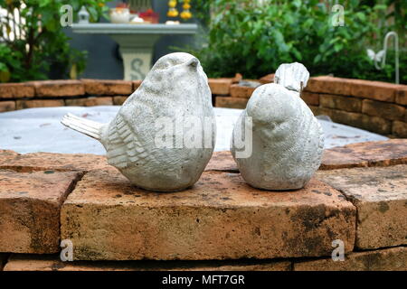 Oiseaux en céramique blanche poupée dans le jardin. Banque D'Images