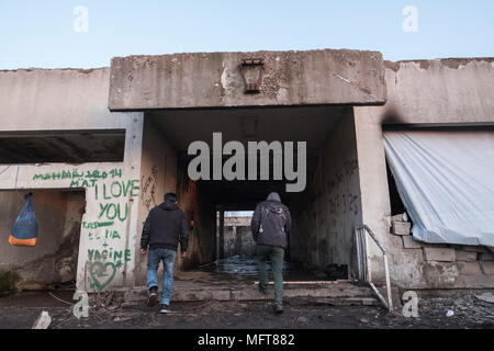 Les migrants d'entrer au Pakistan une usine abandonnée près de la frontière croate - Serbe. Dans le bâtiment abandonné qu'ils reçoivent des dons de denrées alimentaires une organisation caritative internationale. Sid est une ville et une municipalité située dans le district de Syrmie, la province autonome de Voïvodine, en Serbie. La ville de Sid est situé directement à côté de la frontière croate Ð Serbe. La route des Balkans a été officiellement fermé il y a plus d'un an avec la Croatie et la Hongrie la sécurisation des frontières qui a conduit aux migrants et aux réfugiés de se coincer en Serbie. Bien que les bordures autour de la Serbie ont serré il y a encore des atte Banque D'Images