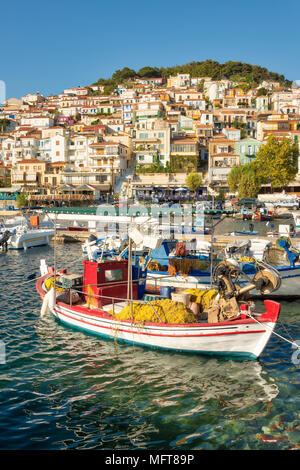 Pittoresque port avec bateaux de pêche en bois traditionnel et le village Km 138 dans la lumière du soir, l'île grecque de Lesbos, Mer Égée, Grèce, Europe Banque D'Images