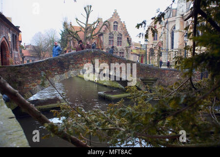 Bonifatiusbrug (Boniface) : un pont étroit, joli petit vieux pont sur le canal de Bakkersrei au coin de Hof Arents (Arents Park), Brugge, Belgique Banque D'Images