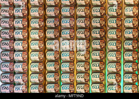 Lisbonne, Portugal - 13 août 2017 : Les boîtes de poisson à vendre dans le monde fantastique de sardines portugaises Store Banque D'Images