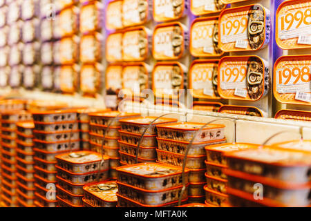 Lisbonne, Portugal - 13 août 2017 : Les boîtes de poisson à vendre dans le monde fantastique de sardines portugaises Store Banque D'Images