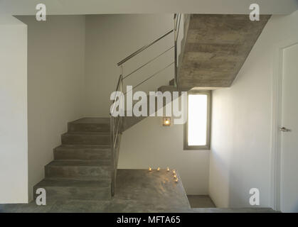 Allumé un cierge à pied de l'escalier des couloir minimaliste Banque D'Images