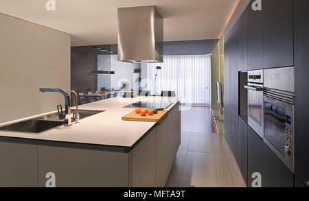 Hotte en acier inoxydable vitrocéramique ci-dessus dans l'île centrale spacieuse cuisine contemporaine dans l'unité Banque D'Images