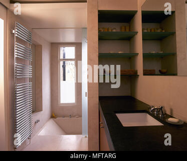 Salle de bains avec baignoire encastrée et construit dans un lavabo. Banque D'Images