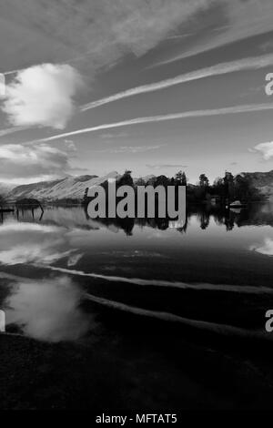 Misty sur le lac Derwentwater Keswick, Cumbria, ville, Parc National de Lake District, England, UK Banque D'Images