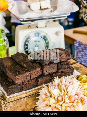 De délicieux brownies au chocolat de couleur marron alignés, morceaux  carrés comme vu ci-dessus, l'angle de coupe-gâteau de métal utilisé,  concept de pâtisserie Photo Stock - Alamy