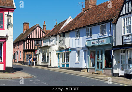 Couple walking down street à Woodbridge, Suffolk, Angleterre, Royaume-Uni Banque D'Images