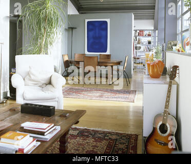 Moderne, ouvert salon et salle à manger avec plancher de bois, d'art, et un plafond élevé. Banque D'Images