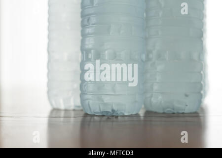 L'eau glacée avec condensation pour se rafraîchir après l'effort Banque D'Images