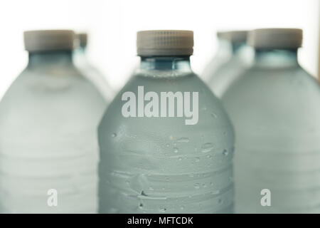 L'eau glacée avec condensation pour se rafraîchir après l'effort Banque D'Images