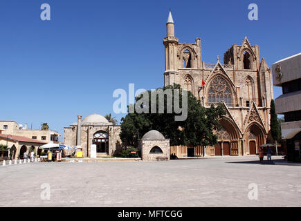 LALA MUSTAFA PASA MOSQUE. Anciennement connu sous le nom de cathédrale Saint-Nicolas. Famagouste Chypre du Nord. Banque D'Images