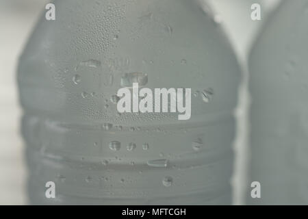 L'eau glacée avec condensation pour se rafraîchir après l'effort Banque D'Images