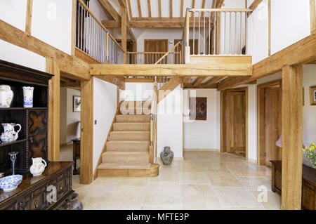 Escalier en bois en hauteur double couloir Banque D'Images