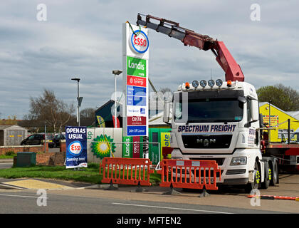 Remplacement BP signe avec Esso signe à une station essence à Peterborough Cambridgeshire, Angleterre, Royaume-Uni Banque D'Images
