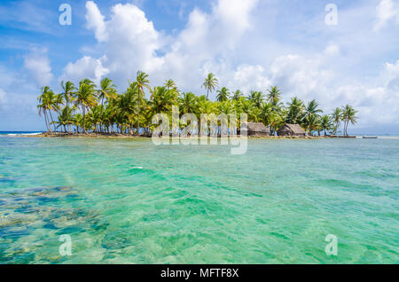 Belle plage des Caraïbes dans l'île de San Blas, Kuna Yala, Panama. Paradis tropical turquoise mer, destination de voyage, l'Amérique centrale Banque D'Images