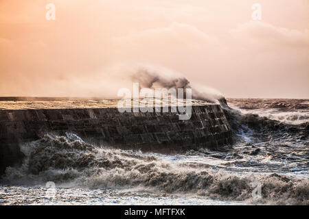 Les vagues déferlent sur le Cobb à Lyme Regis dans le Dorset au cours de Storm Brian le samedi 21 octobre 2017. Banque D'Images