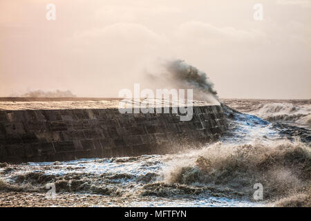Les vagues déferlent sur le Cobb à Lyme Regis dans le Dorset au cours de Storm Brian le samedi 21 octobre 2017. Banque D'Images