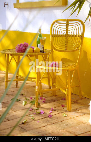 Peint jaune table et chaise en osier Banque D'Images