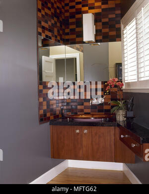 Salle de bains moderne avec lavabo situé dans armoire rouge brun 600x600 salle de bain carrelage intérieur des puits de stockage Banque D'Images