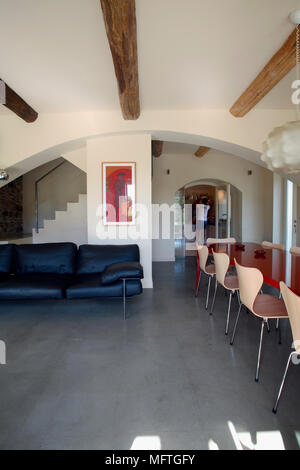 Chaises autour de la table en bois dans la salle à manger moderne Banque D'Images