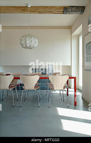 Chaises autour de la table en bois dans la salle à manger moderne Banque D'Images