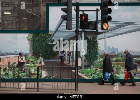 Les passants et un panneau publicitaire de marketing pour le nouveau delvelopment à Elephant and Castle appelé Elephant Park, le 25 avril 2018, à Londres, en Angleterre. Banque D'Images