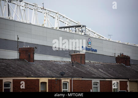 Une vue externe de la Jack Walker se tiennent devant les Blackburn Rovers joué Shrewsbury Town dans un Sky Bet League un appareil à Ewood Park. Les deux équipe ont été dans le top trois dans la division au début de la partie. Blackburn a gagné le match par 3 buts à 1, suivi par une foule de 13 579. Banque D'Images