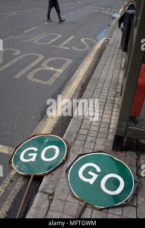 Un pedetrian marche dernières deux embouteillages signalisation routière allongé sur le terrain au 76200, le 26 avril 2018, à Londres, en Angleterre. Banque D'Images