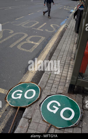 Un pedetrian marche dernières deux embouteillages signalisation routière allongé sur le terrain au 76200, le 26 avril 2018, à Londres, en Angleterre. Banque D'Images