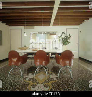 Salle à manger avec table à manger et de blanc, des chaises marron Banque D'Images