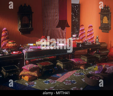 Les tables basses et coussins de sol dans une salle à manger marocaine traditionnellement l'intérieur. Banque D'Images