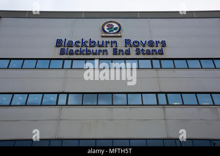 Une vue externe du Blackburn fin tenir devant les Blackburn Rovers joué Shrewsbury Town dans un Sky Bet League un appareil à Ewood Park. Les deux équipe ont été dans le top trois dans la division au début de la partie. Blackburn a gagné le match par 3 buts à 1, suivi par une foule de 13 579. Banque D'Images