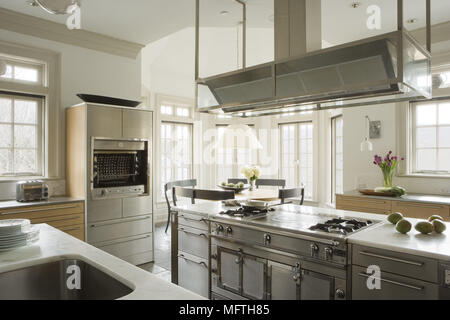 Une hotte au-dessus de l'île centrale dans l'unité cuisine moderne Banque D'Images