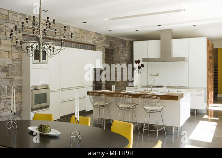 Harry Bertoia tabourets de bar au bar de petit-déjeuner dans la cuisine moderne Banque D'Images
