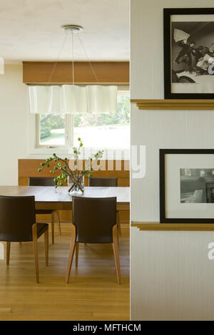 Poignée de lumière au-dessus de table en bois dans la salle à manger moderne Banque D'Images