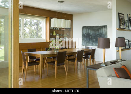 Poignée de lumière au-dessus de table en bois dans la salle à manger moderne Banque D'Images