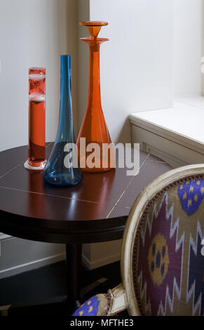 Trois vases verrerie moderne table ronde sur Banque D'Images