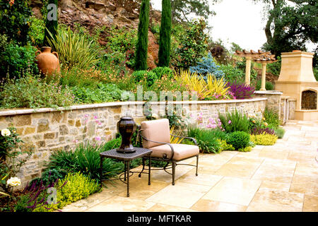 Coglizer jardin et un patio avec une plantation de Cupressus sempervirens, le Phormium cvs, Picea pungens cv, cv de Salvia, Stachys, Rosa, Buxus et Rosmar Banque D'Images