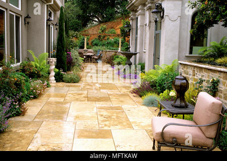 Coglizer jardin et une cour avec une plantation de Salvia, Buxus, Campanula, géranium et Cupressus sempervirens Banque D'Images